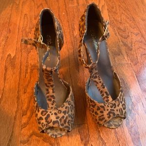 Leopard print platform T strap sandals